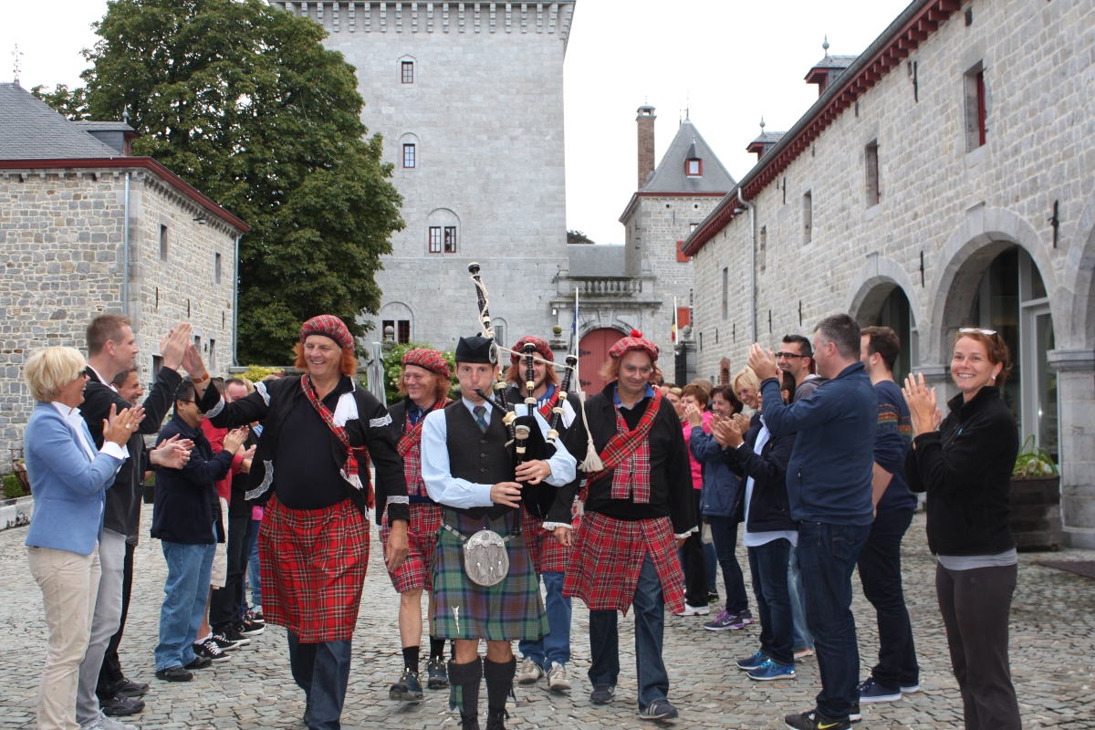 Schotse doedelzakspeler op ontvangst highland games